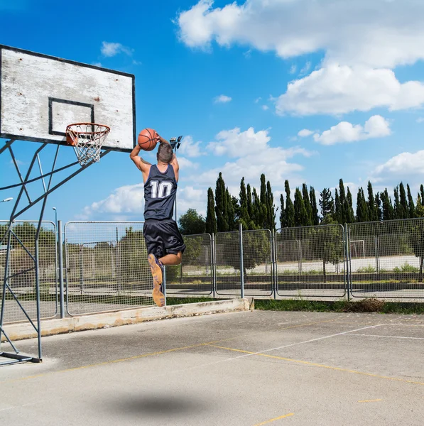 Slam dunk in a playground — Stock Photo, Image