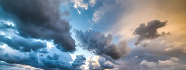 Grauer und orangefarbener Himmel bei Sonnenuntergang — Stockfoto