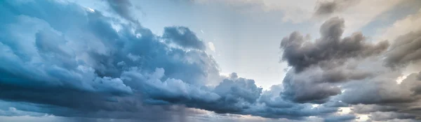 Bedeckter grauer Himmel in der Abenddämmerung — Stockfoto