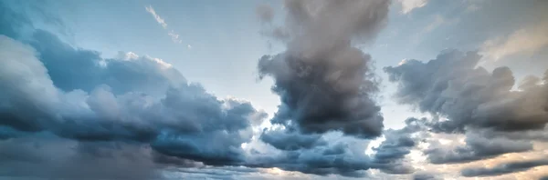 Dramatischer Himmel in der Abenddämmerung — Stockfoto