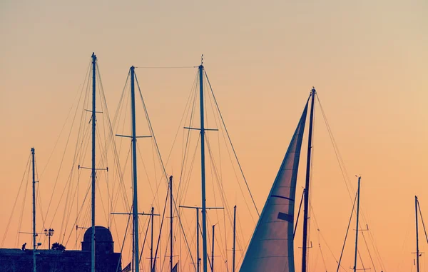 Båten masterna under en orange solnedgång — Stockfoto