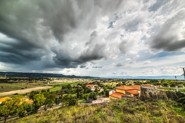 Nuvens cinzentas sobre o campo da Sardenha — Fotografia de Stock