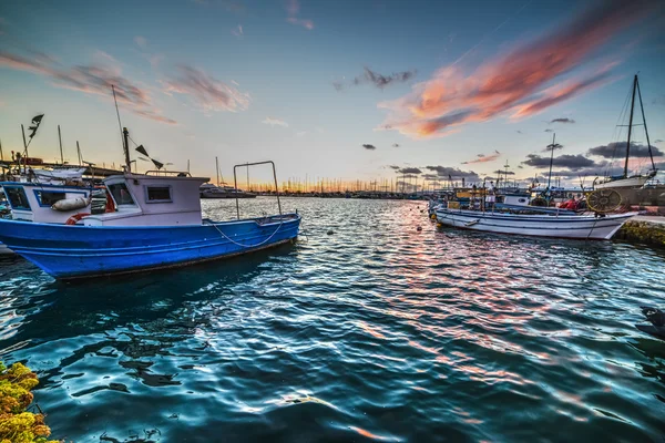 Barche nel porto di Alghero al tramonto — Foto Stock