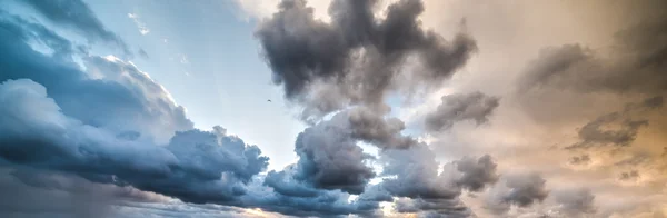 Mulen grå himmel i solnedgången — Stockfoto