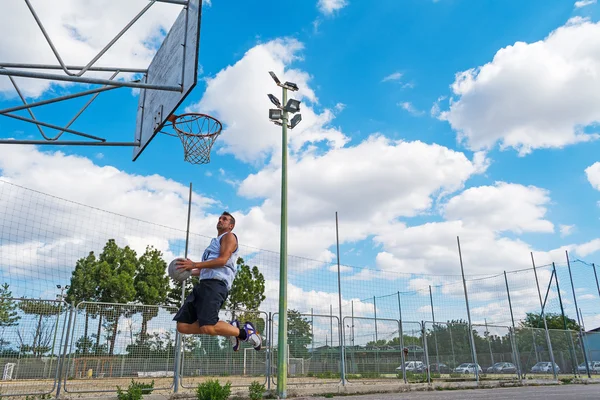 Basketballspieler springt in den Korb — Stockfoto