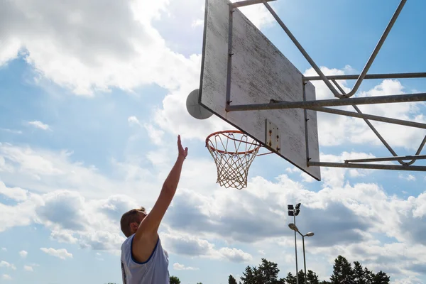 Bulutların altında basketbol oynarken — Stok fotoğraf