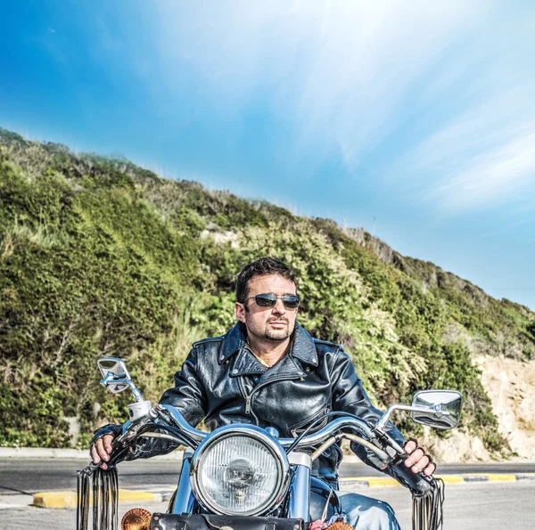 Biker und klassisches Motorrad — Stockfoto