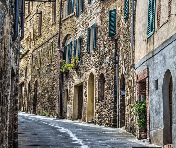 Wąska ulica w mieście Montalcino — Zdjęcie stockowe