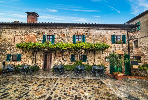 Cielo blu sulla piazza principale di Monteriggioni — Foto Stock