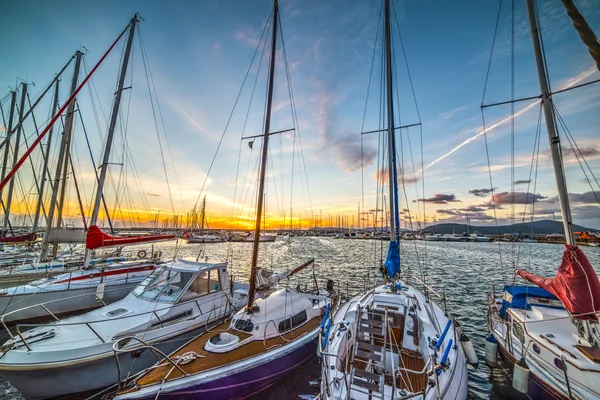 Båtar i Alghero hamn i skymningen — Stockfoto