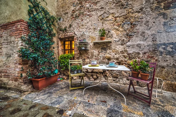 Masa ve sandalyeler Monteriggioni antika köşe — Stok fotoğraf