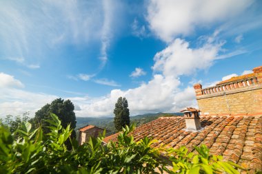 Montecatini içinde bir bulutlu gökyüzü altında rustik çatılar
