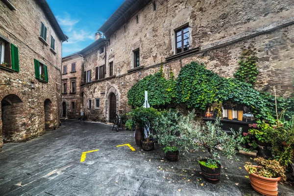 Kleiner platz in montepulciano — Stockfoto