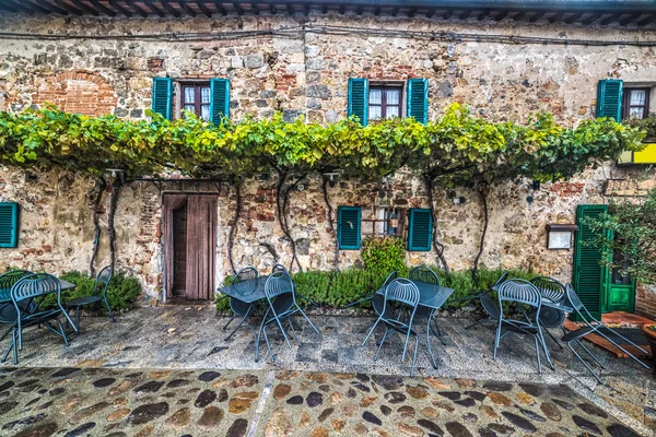 Masa ve sandalye Monteriggioni içinde — Stok fotoğraf