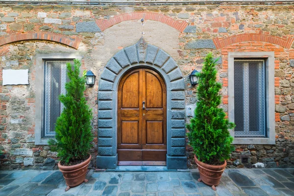 Wooden door and rustic wall — Stock Photo, Image