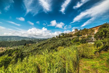 Montecatini mavi gökyüzü altında