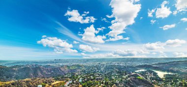 Los Angeles Hollywood işaretiyle arka planda