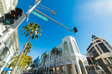 Rodeo drive üzerinde mavi gökyüzü