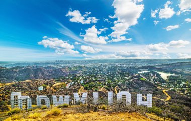 Los Angeles Hollywood işaretiyle arka planda