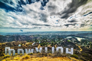 Hollywood işareti arkadan gördüm 