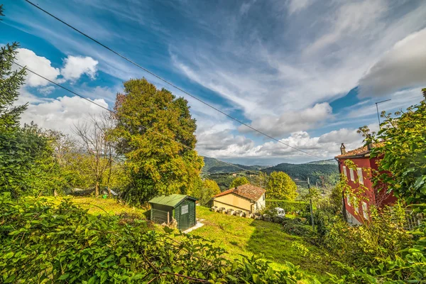 Casa por uma colina verde em Montecatini — Fotografia de Stock