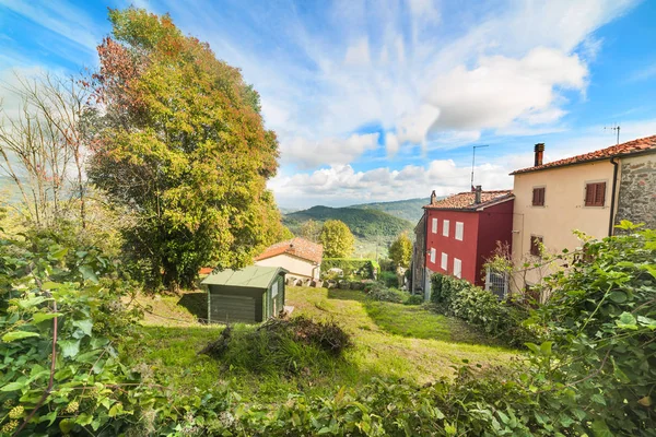 Casas em um vale verde na Toscana — Fotografia de Stock