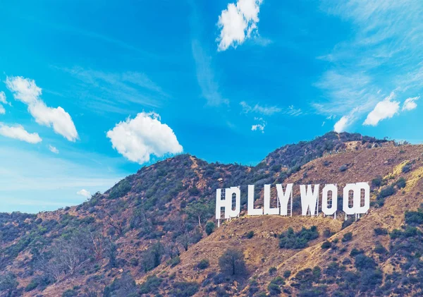 Hollywood segno sotto un cielo blu con le nuvole — Foto Stock