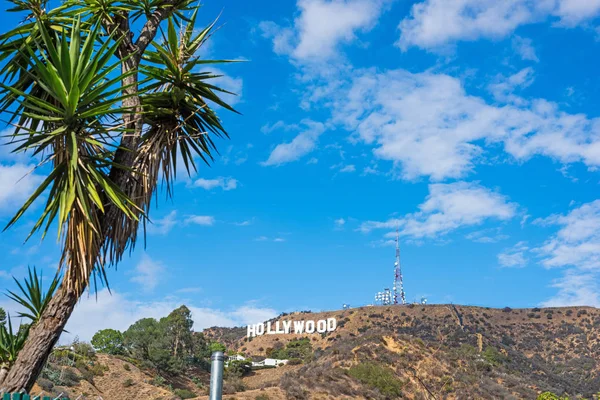 Cielo azul con nubes sobre el cartel de Hollywood — Foto de Stock