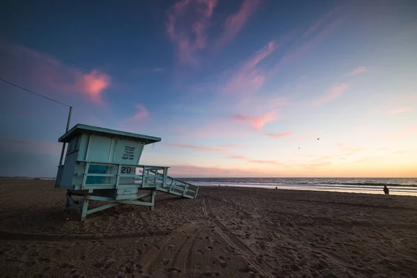 Lifeguard tower in Santa Monica at sunset — Stock Photo, Image
