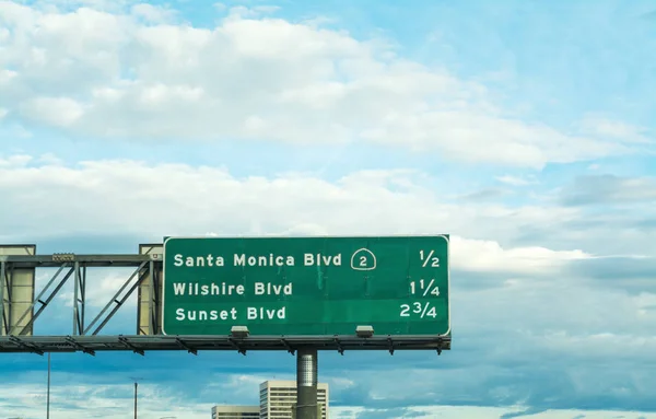 Panneau boulevard Santa Monica dans une autoroute de Los Angeles — Photo