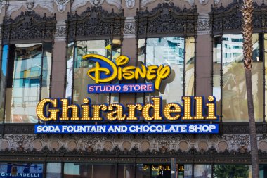 Disney ve Hollywood Bulvarı'ndaki Ghirardelli işaretleri