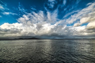 Alcatraz üzerinde bulutlu gökyüzü