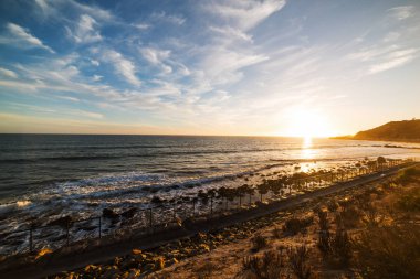 Malibu'da renkli günbatımı