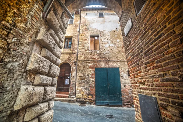 Small arch in Montepulciano — Stock Photo, Image