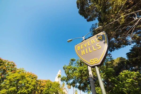 Beverly Hills tecken under en blå himmel — Stockfoto