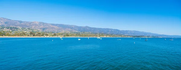 Duidelijke hemel over Santa Barbara blauwe zee — Stockfoto