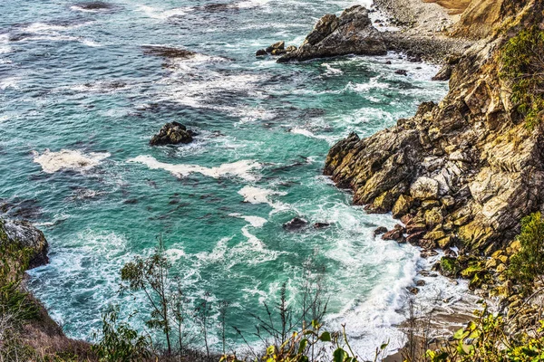 Skaliste wybrzeże w błąd Sur state park — Zdjęcie stockowe