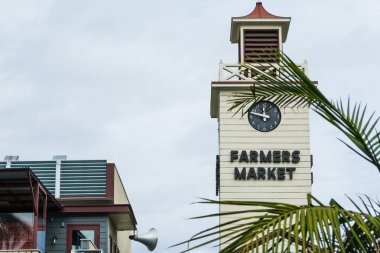 Bulutlu bir günde Farmers Market kule