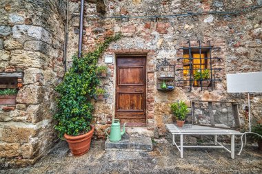 Monteriggioni rustik bir köşede ahşap kapı