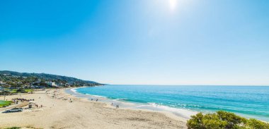 Laguna beach üzerinde mavi gökyüzü