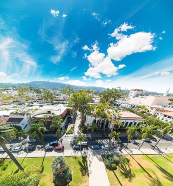 Santa Barbara üzerinde mavi gökyüzü