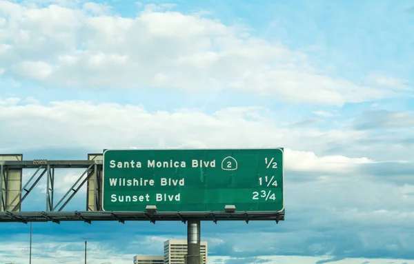 Sinal da avenida Santa Monica numa auto-estrada de Los Angeles — Fotografia de Stock