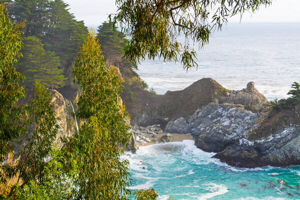 Маквей-Фолс в Биг-Сур
