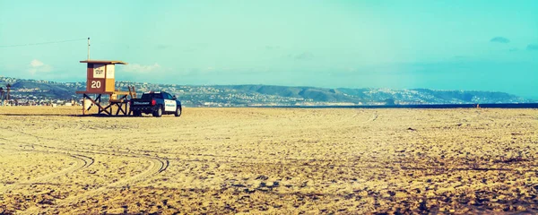 Plavčík věž a policejní vůz v Newport Beach — Stock fotografie