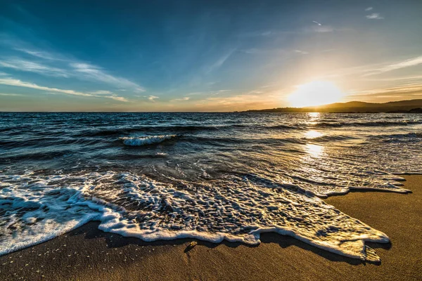Färgglad solnedgång i stranden Le Bombarde — Stockfoto