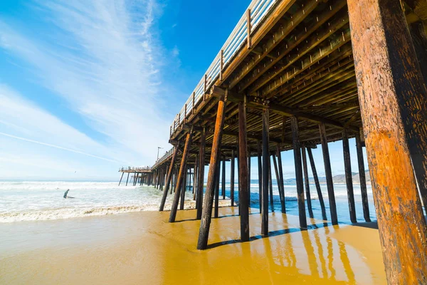 Surfer by Pismo Beach pier — Stock Photo, Image