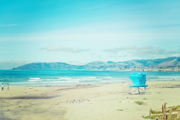 Lifeguard вежі в Pismo Пляж у старовинні тони — стокове фото