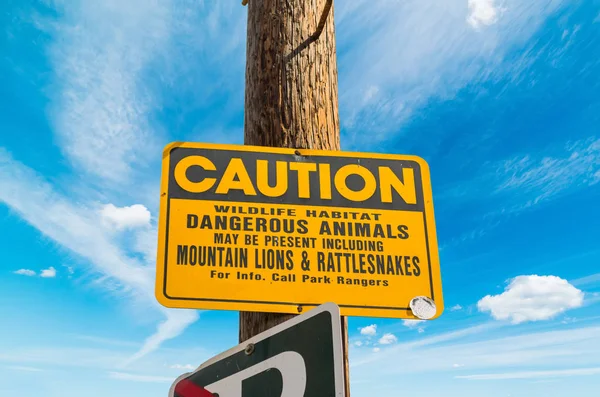 CAUTION DANGEROUS ANIMALS sign in Los Angeles — Stock Photo, Image