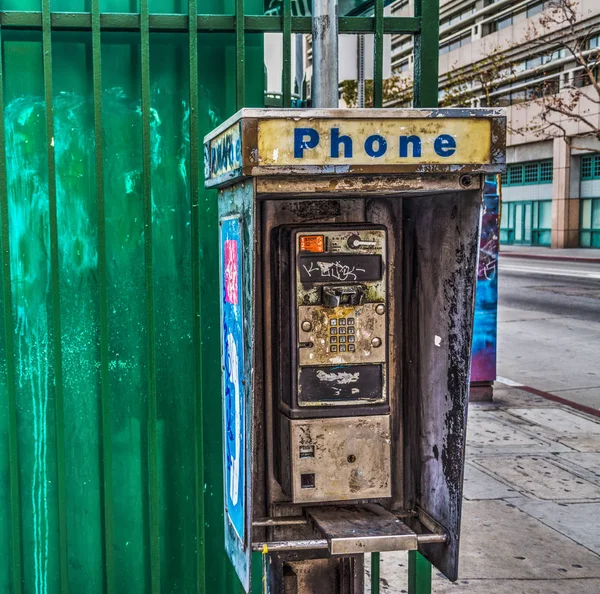 Gebroken openbare telefoon in het centrum van Los Angeles — Stockfoto