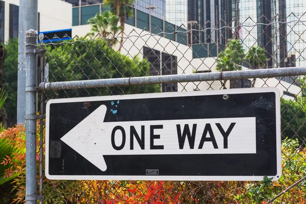 Fechar um sinal ONE WAY em Los Angeles — Fotografia de Stock